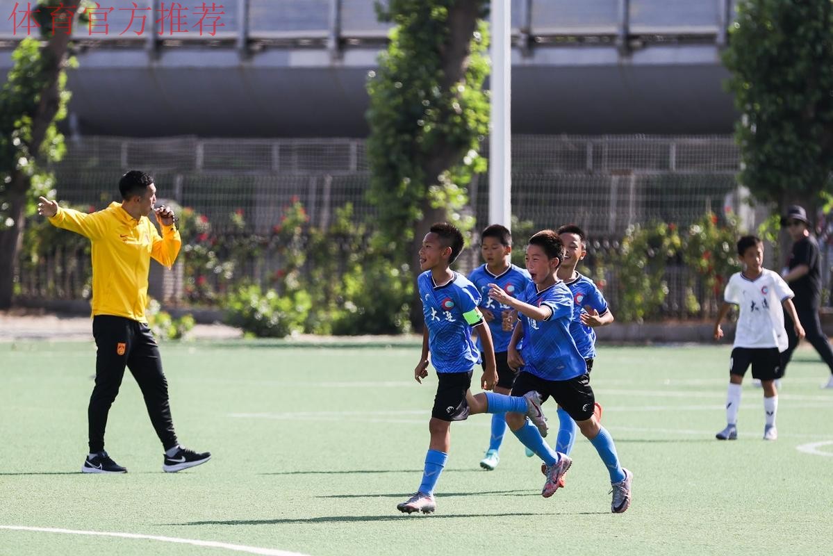 “中国之队进校园公益活动”:国脚“回家”,大连东北路小学沸腾了 “中国之队进校园公益活动”:国脚“回家”,大连东北路小学沸腾了